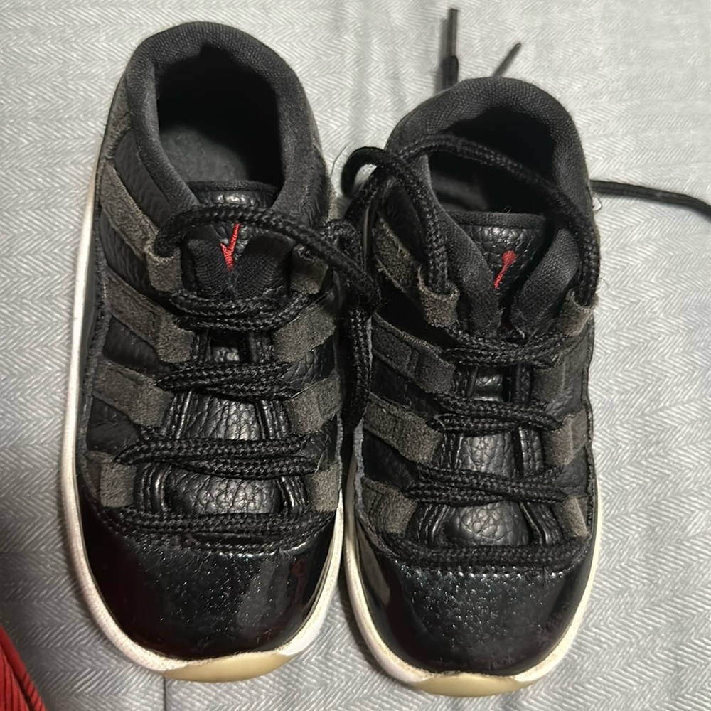 Jordan kids used Black size 6.5